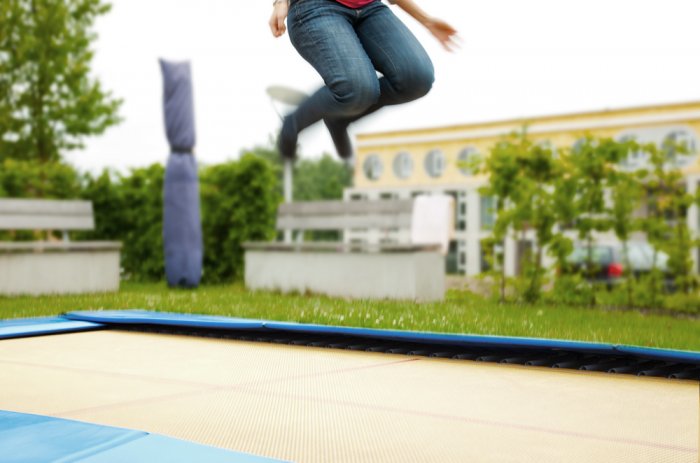 Trampolin draußen Trampolin draußen