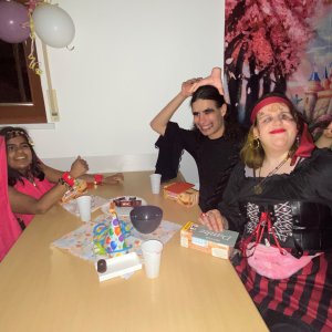 Faschingsfeier begeistert mit farbenfroher Stimmung