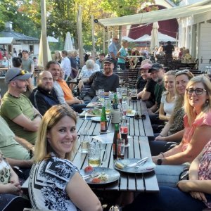 Gemeinsam unterwegs: Spaziergang und entspanntes Beisammensein im Biergarten