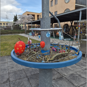 Osterbrunnen auf dem Gelände dekoriert